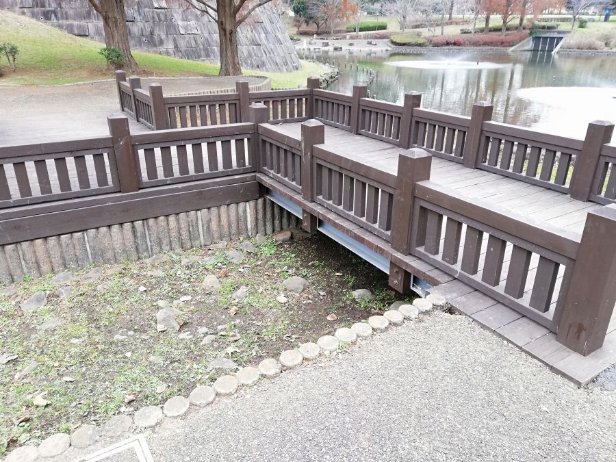 七井戸公園の池の水路
