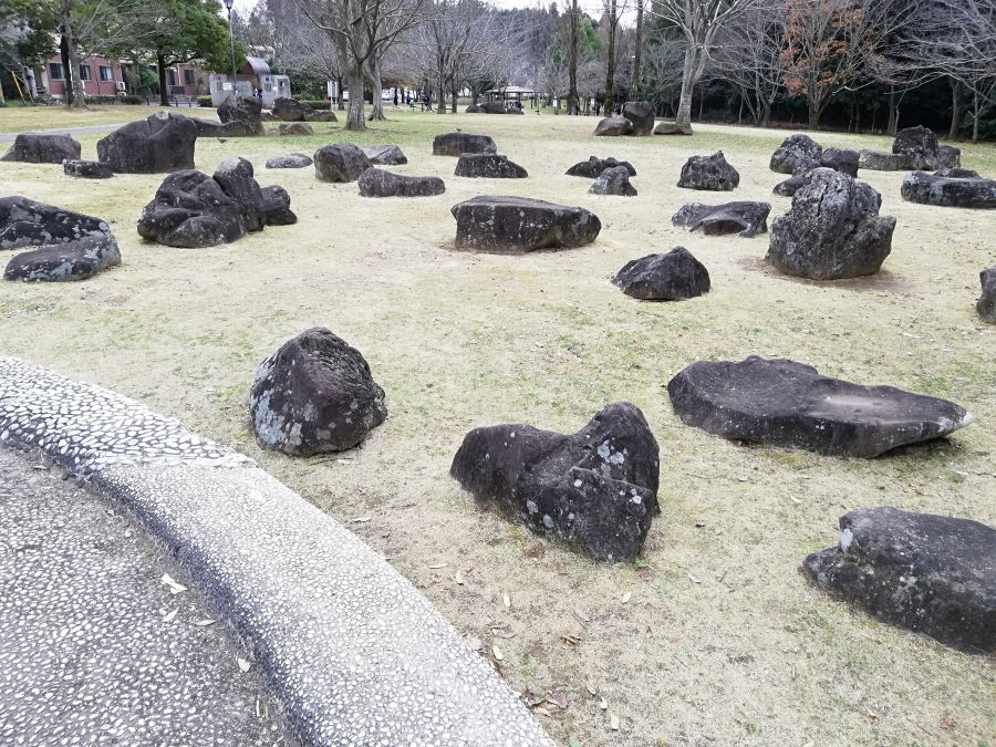 七井戸公園のお散歩道の石のオブジェ