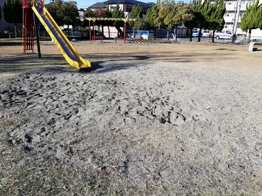 磯部児童公園のすべり台と砂場