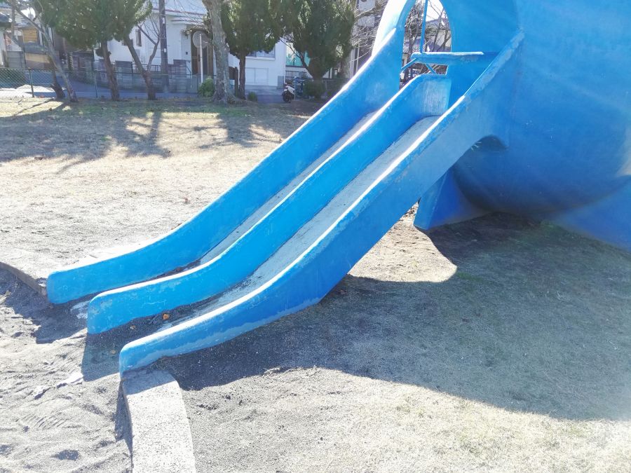 麦田児童公園の潜水艦のすべり台