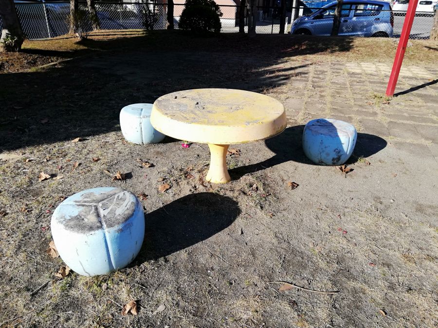 磯部児童公園のテーブルとイス